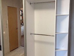 Шкаф с перекладинами в прихожую